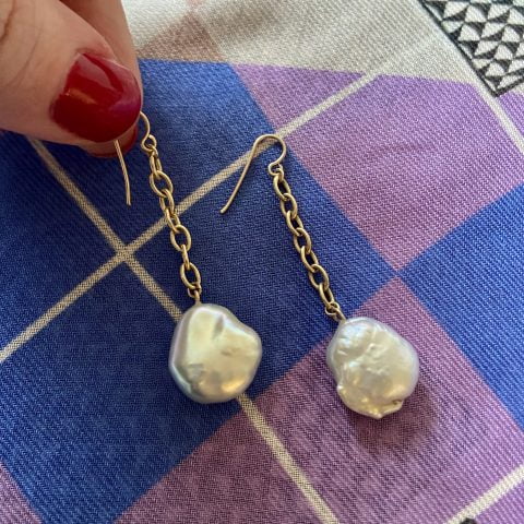 claire van holthe 9k gold chain pearl earrings - baroque pearl drop earrings - chain drop pearl earrings