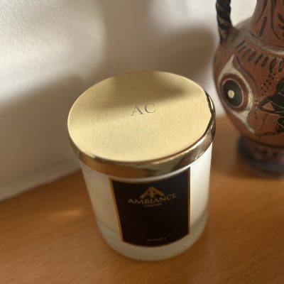 A monogrammed candle lid on an Ancienne Ambiance London candle.